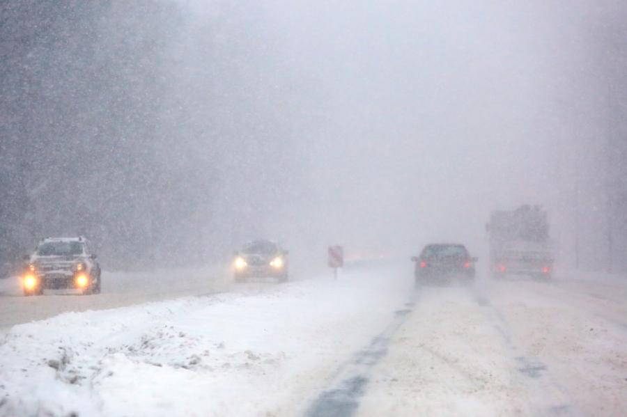 Visā Latvijā šorīt ir apgrūtināta braukšana sniega un apledojuma dēļ