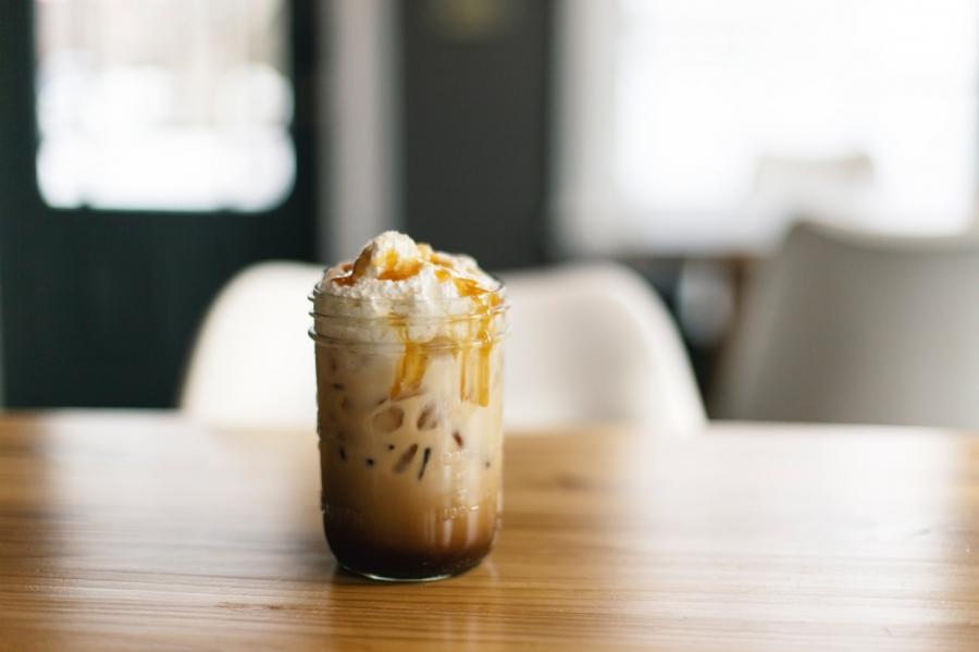 Kādu saldinātāju vislabāk pievienot kafijai? Iesaka profesionāls barista