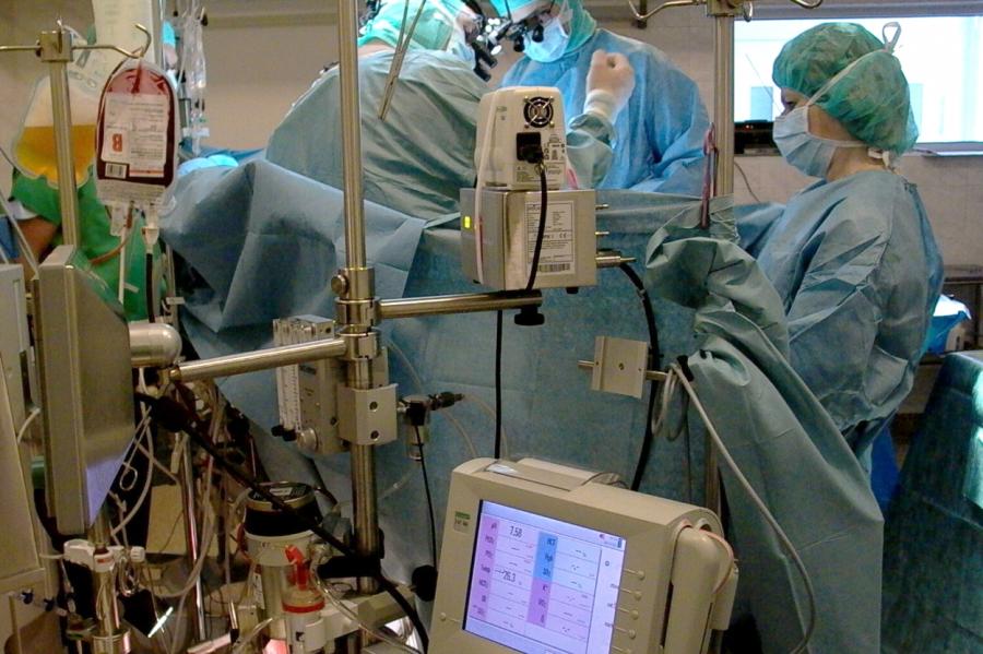 Austrumu slimnīcā Rīgā 36 gadus vecai pacientei veikta Latvijā unikāla operācija