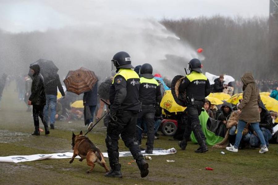 Eiropā protestē pret Covid ierobežojumiem, notiek sadursmes ar policiju (+VIDEO)