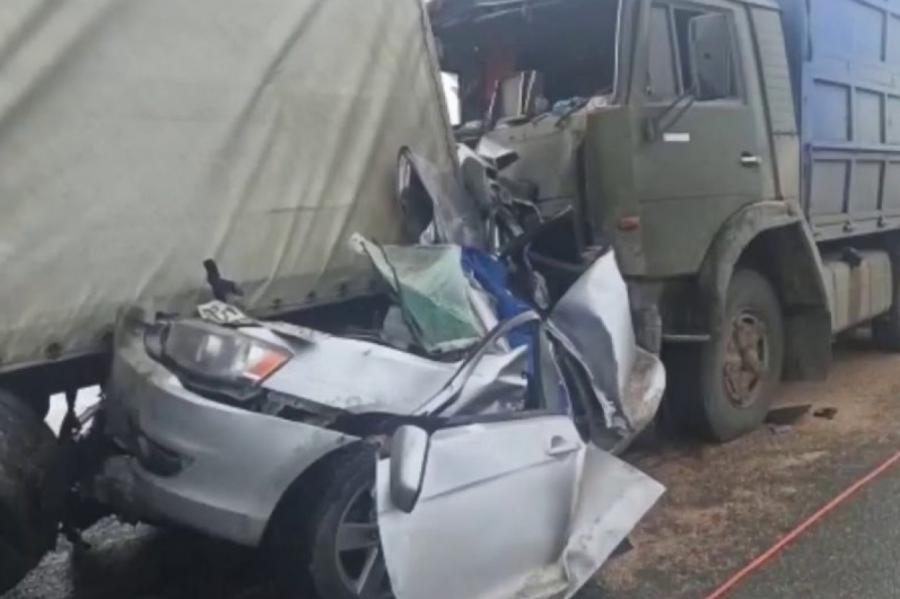 VIDEO. Šaušalīgā avārijā Mitsubishi pilnībā samaļ starp diviem smagajiem