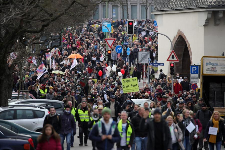 Kaselē protestos pret Covid ierobežojumiem iziet vismaz 20 000 cilvēku (+VIDEO)