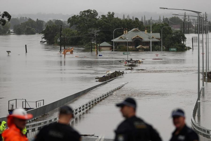 Austrālijā evakuējas 18 000 cilvēku: Lielākie plūdi desmitgažu laikā (+VIDEO)
