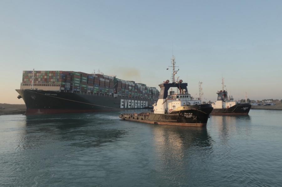 Suecas kanālā iestrēgušo konteinerkuģi izdevies pagriezt