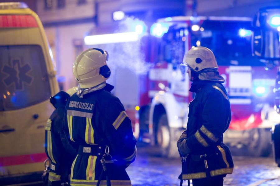 Rīgā no deviņstāvu ēkas evakuējas 140 cilvēki, ugunsdzēsēji izglābj vēl 11