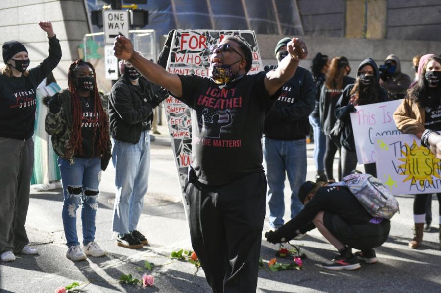 Mineapolē izcēlušies protesti pēc melnādaina vīrieša nāves aizturēšanas laikā