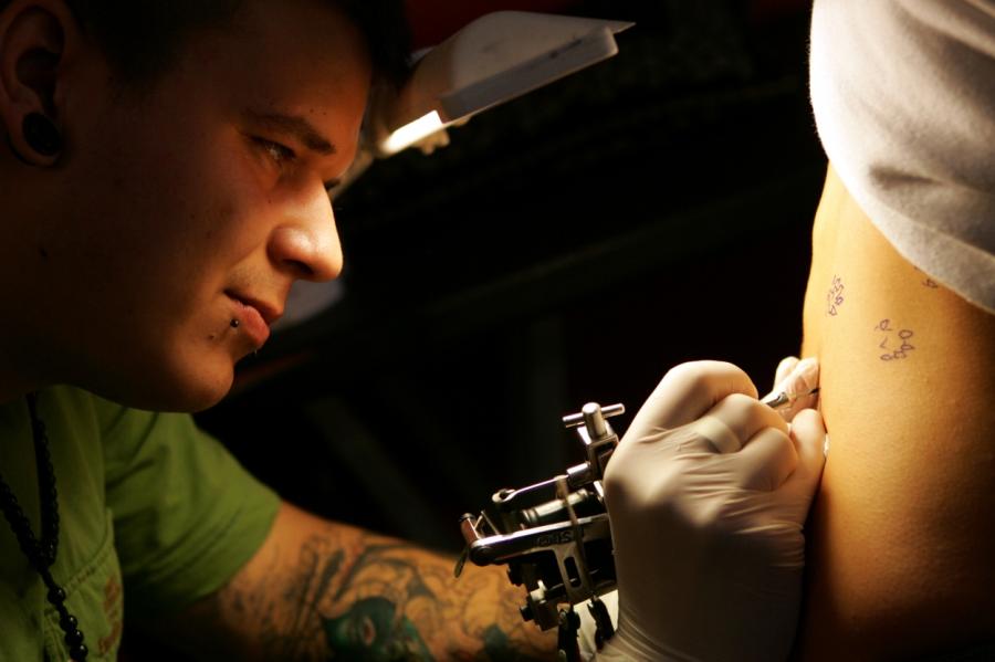 Vāc parakstus par tetovēšanas salonu atvēršanu