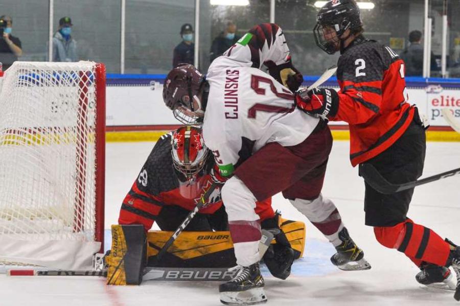 Latvijas U-18 hokejisti izrāda cienījamu pretestību Kanādas komandai