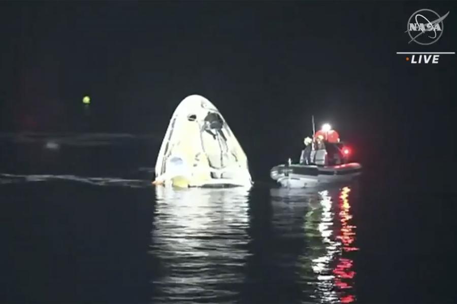 "SpaceX" kosmosa kuģis ar četriem astronautiem veiksmīgi atgriežas uz Zemes
