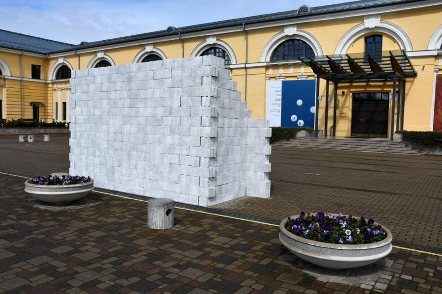 Rotko mākslas centra pagalmā uzbūvēts "dusmu novadīšanas rīks"
