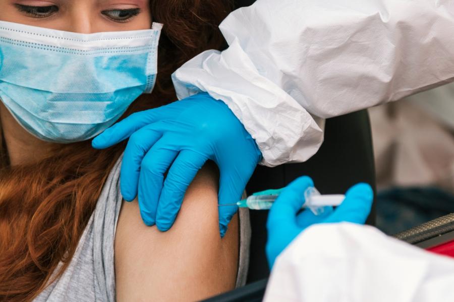 Francijas mediķiem piedraud: Vakcinācija būs obligāta, ja attieksme nemainīsies