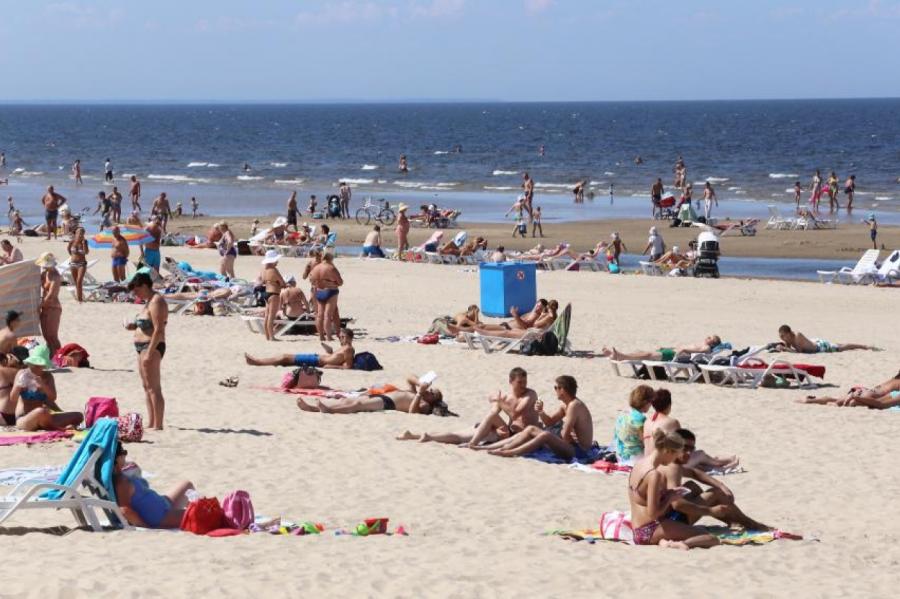 Aptauja: Tikai teju katrs otrais pludmalē lieto saules aizsargkrēmu