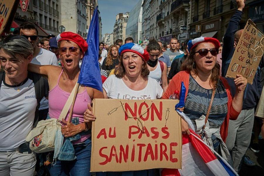 Francijas parlaments apstiprina likumu par Covid pasēm, vakcinācijas prasībām