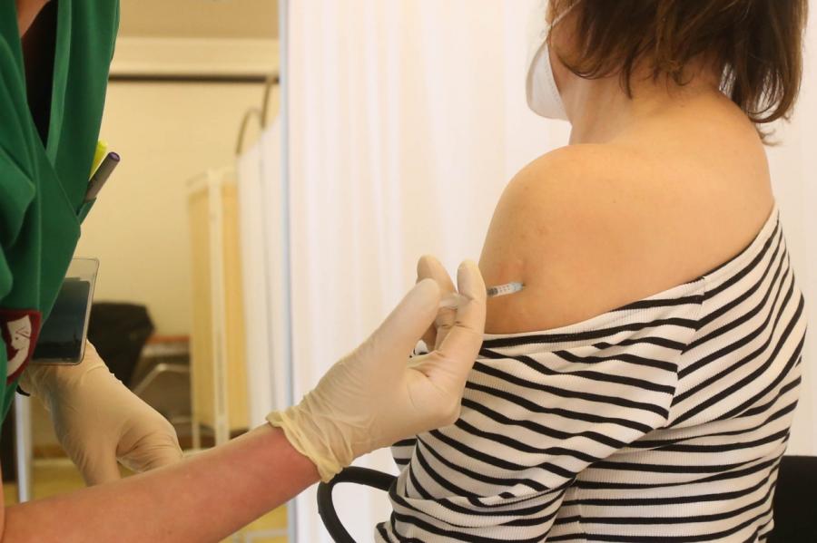 ES vismaz vienu Covid-19 vakcīnas devu saņēmuši 70% pieaugušo
