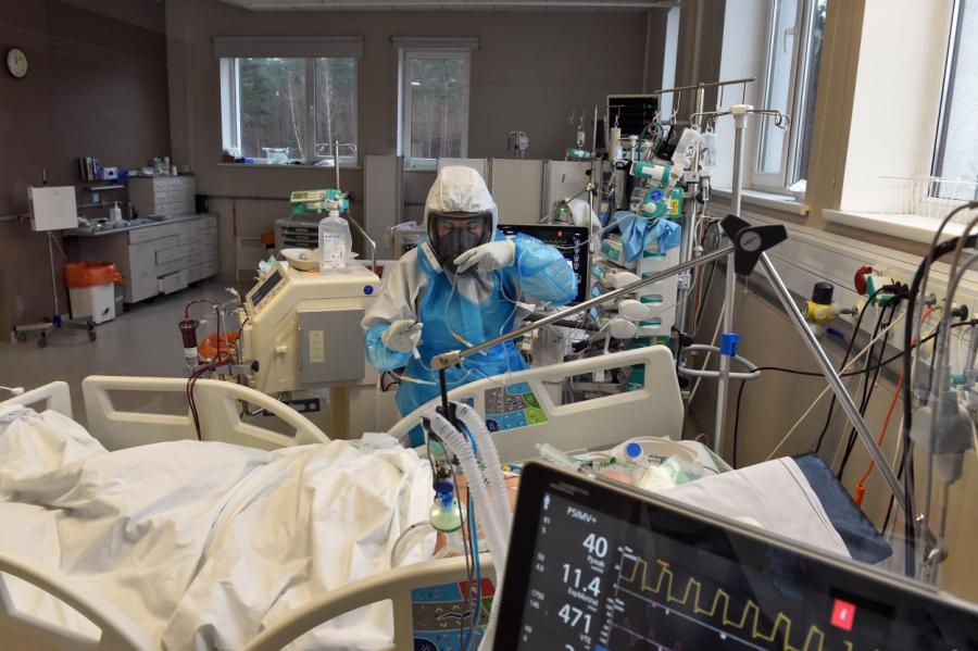 Slimnīcās esošo Covid-19 pacientu skaits palielinājies