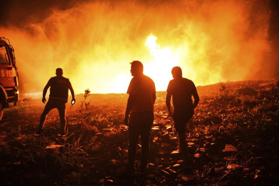 Turcija evakuē tūristus no ugunsgrēku apdraudētajiem rajoniem (+VIDEO)