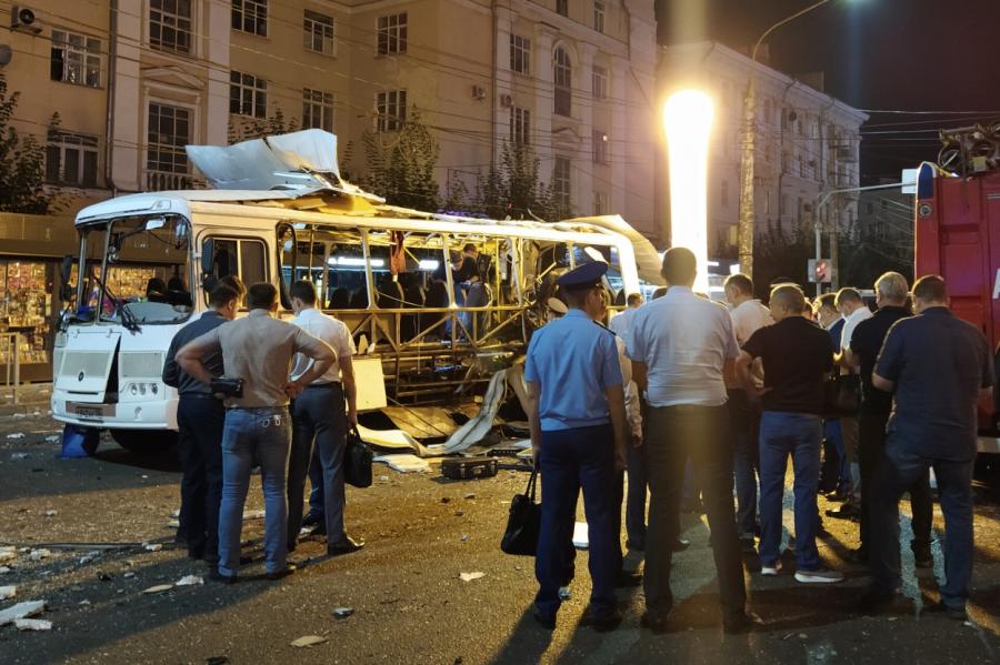 Krievijā pieturvietā uzsprāgst pasažieru autobusss; nogalināta sieviete (+VIDEO)