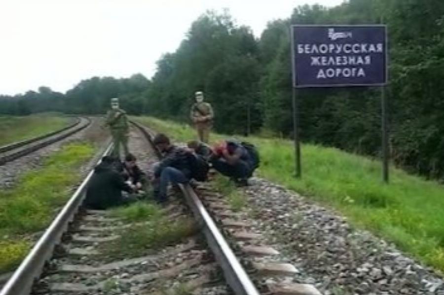 VIDEO. Migrantus uz Latvijas robežu pārvieto Baltkrievijas bruņoti kaujinieki