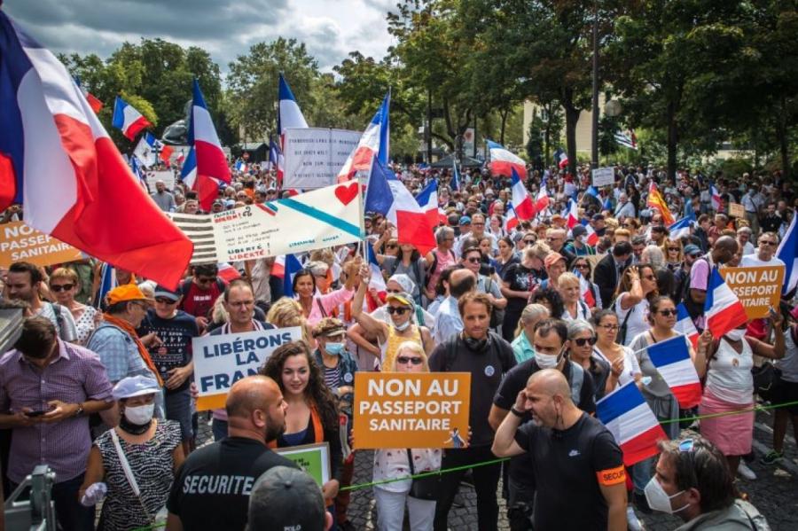 Francijā atkal simtiem tūkstoši protestē pret piespiedu vakcināciju (+VIDEO)
