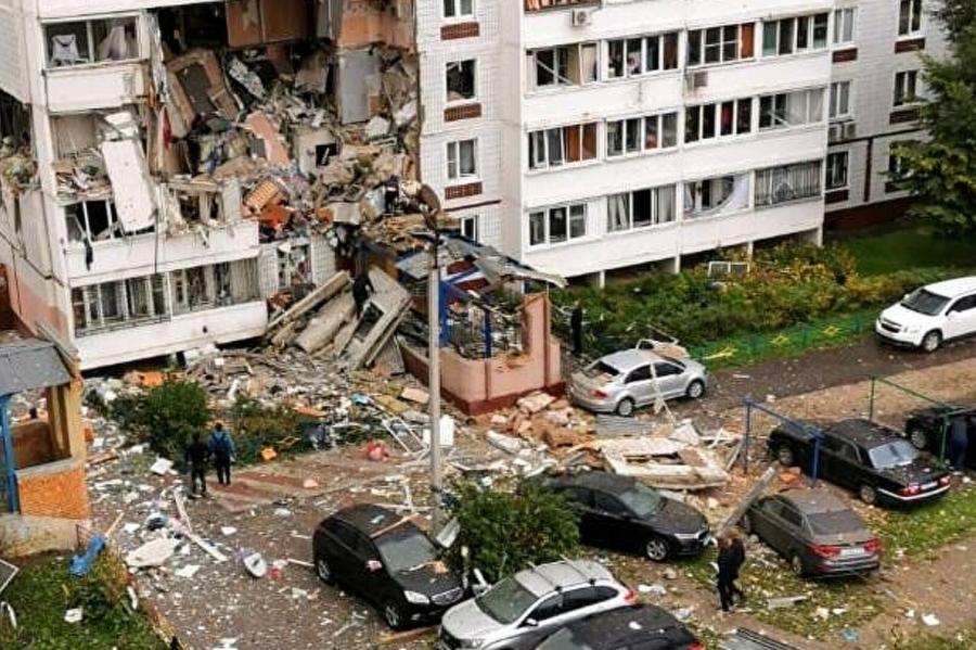 Gāzes eksplozijā daudzdzīvokļu mājā Krievijā gājuši bojā 2 cilvēki (+VIDEO)