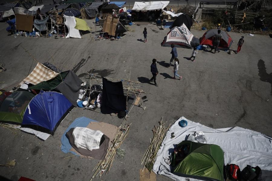Grieķijā atklāta pirmā slēgtā migrantu nometne