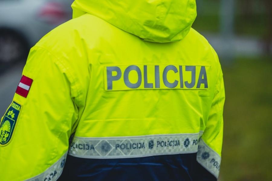 Policists no savas kabatas apmaksājis dzīvesvietu nelaimē nokļuvušai sievietei