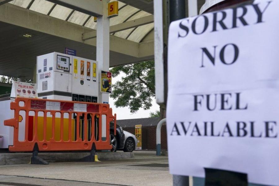 Lielbritānijā paniski izpērk degvielu; valdība apsver iespēju iesaistīt armiju