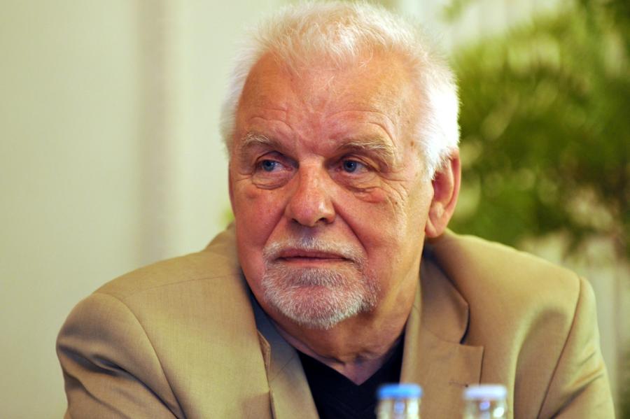 Stradiņa slimnīcā miris populārais rakstnieks Andris Kolbergs