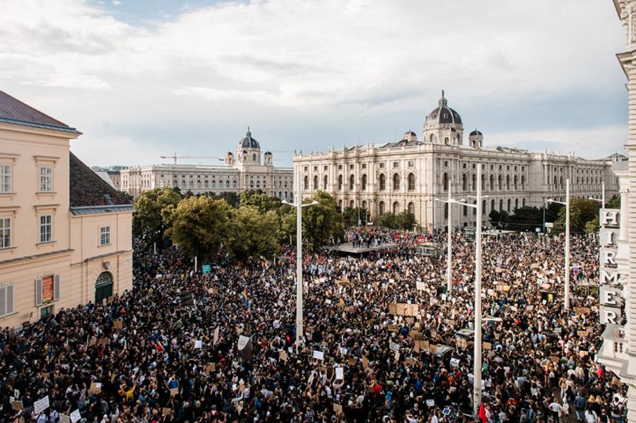Desmitiem tūkstoši Vīnē protestē pret Austrijas jauno Covid-19 politiku (+VIDEO)