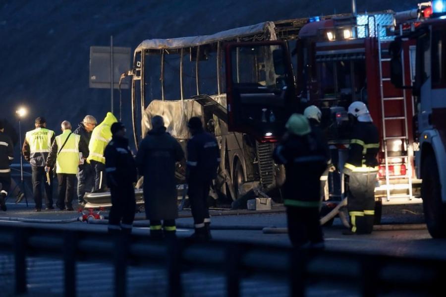 Avarēja un aizdegās: Autobusa avārijā Bulgārijā vismaz 45 bojāgājušie