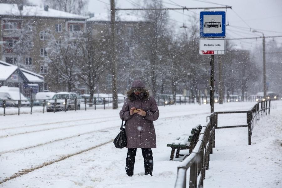 Pirmdien Latvijas galvaspilsētu sagaida sniegputenis