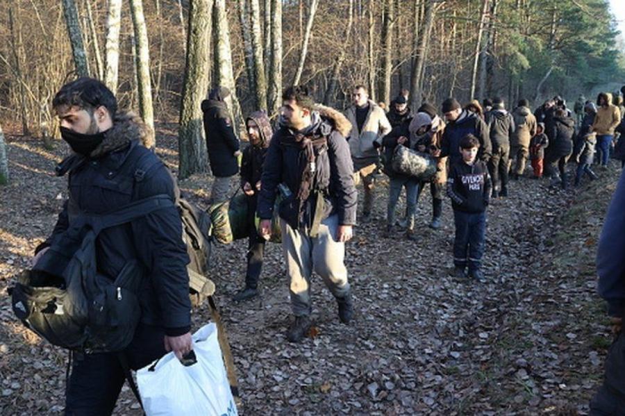 Polijas valdība: Baltkrievijā atrodas vēl 7000 migrantu