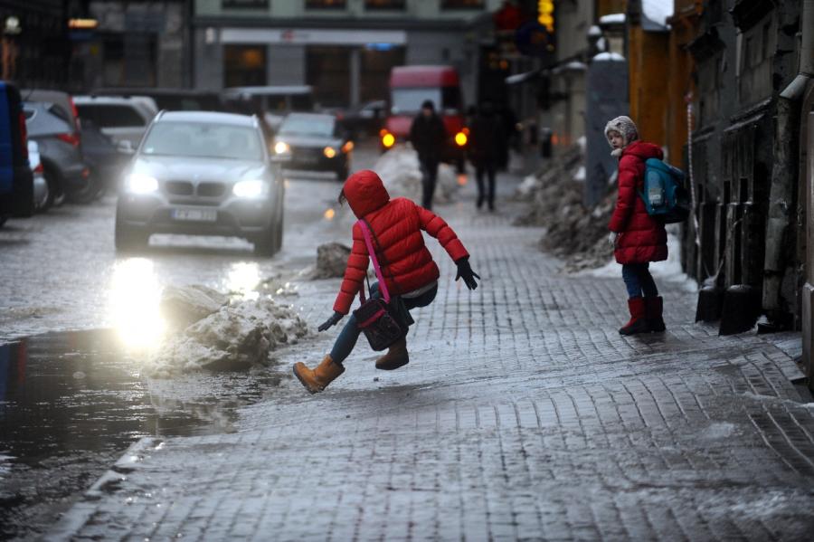 Šoziem ziņots par 138 cilvēkiem, kuri guvuši traumas nenotīrītā sniega dēļ