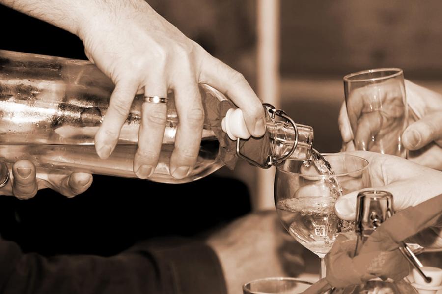 Kopš pandēmijas sākuma 17% Latvijas iedzīvotāju sākuši biežāk lietot alkoholu