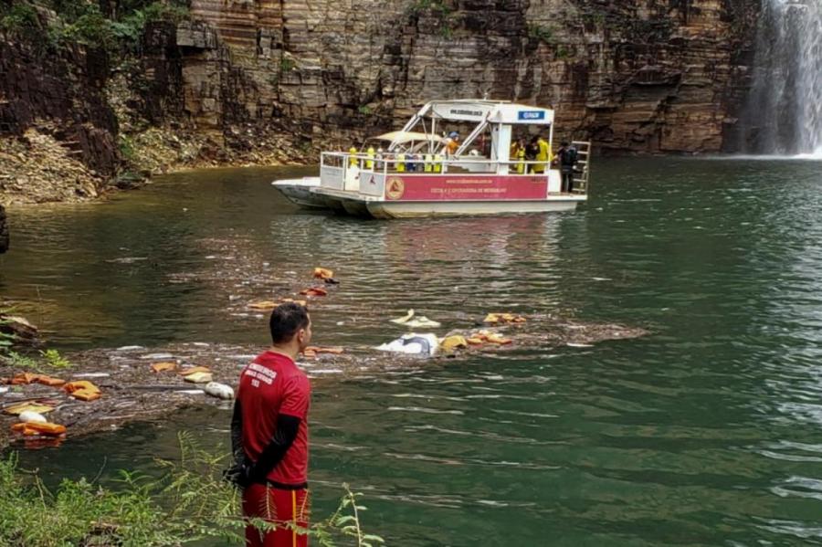 Klints nogruvumā ezerā Brazīlijā gājuši bojā vismaz 7 cilvēki (+VIDEO)