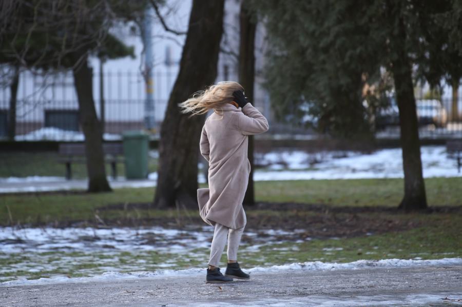 Rīgas centru piektdien skārušas pēdējos 14 gados stiprākās vēja brāzmas