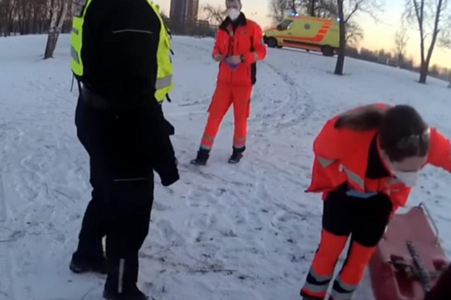 Rīgas pašvaldības policisti izglābj uz Daugavas ledus aizmigušu vīrieti (+VIDEO)