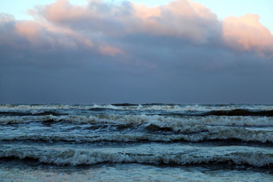 Baltijas jūrā spēkā sarkanais brīdinājums par stipru vētru un lieliem viļņiem
