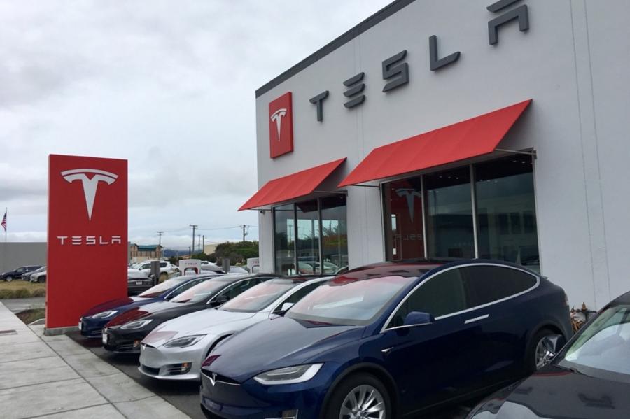 "Tesla" pērn guvis rekordlielu peļņu