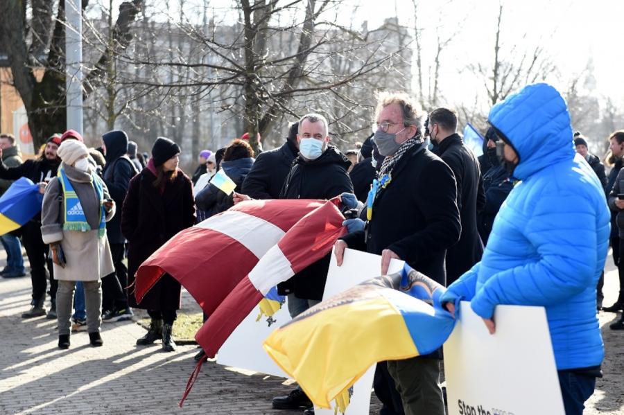 Pie Krievijas vēstniecības Rīgā cilvēki aicina pārtraukt karadarbību Ukrainā