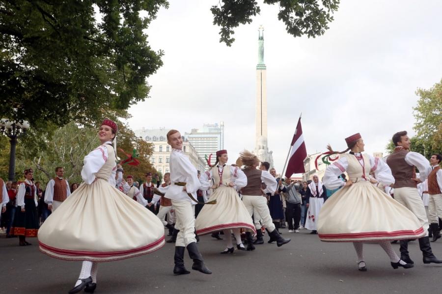 Pētniece: nav īstais mirklis dalīt Latvijas sabiedrību krievos un latviešos