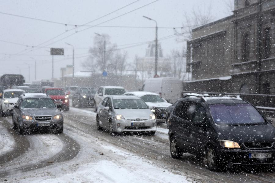Brīdina par iespējamu palēninātu satiksmi Rīgā ceturtdienas pēcpusdienā