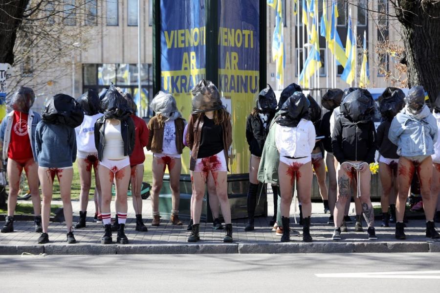 Rīgā pie Krievijas vēstniecības protestē ap 100 puskailu sieviešu