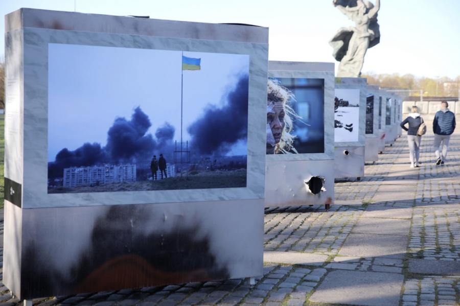 Uzvaras laukumā skatāma fotogrāfiju izstāde "Slava Ukrainai! Varoņiem slava!"