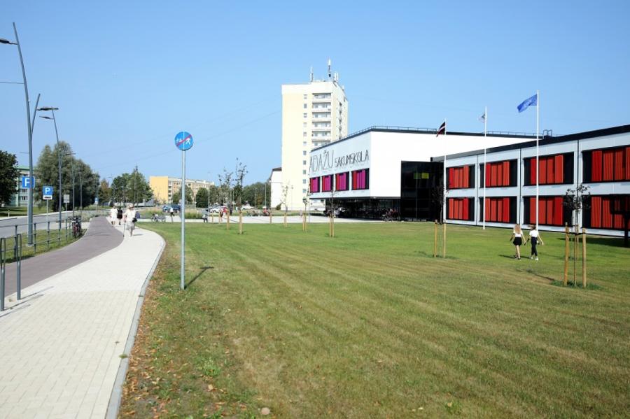 Ādažos kāds demontējis Padomju armijas karavīriem veltīto akmeni