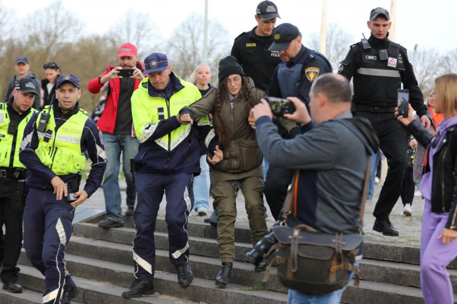Policija izklīdina pēdējos Uzvaras parkā pulcējušos; ir aizturētie (+FOTO)