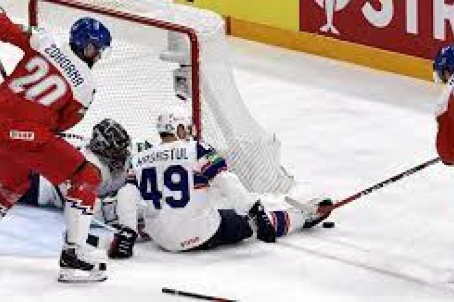 Čehijas un Slovākijas izlases svin uzvaras pasaules hokeja čempionāta spēlēs