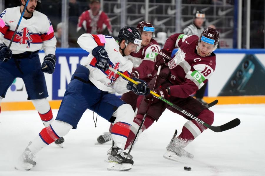 Latvijas hokeja izlase izglābjas no 1:3 un uzvar Lielbritāniju