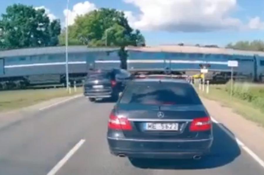 VIDEO. Automašīna ietriecas braucošā vilcienā - Jelgavas-Dobeles ceļš