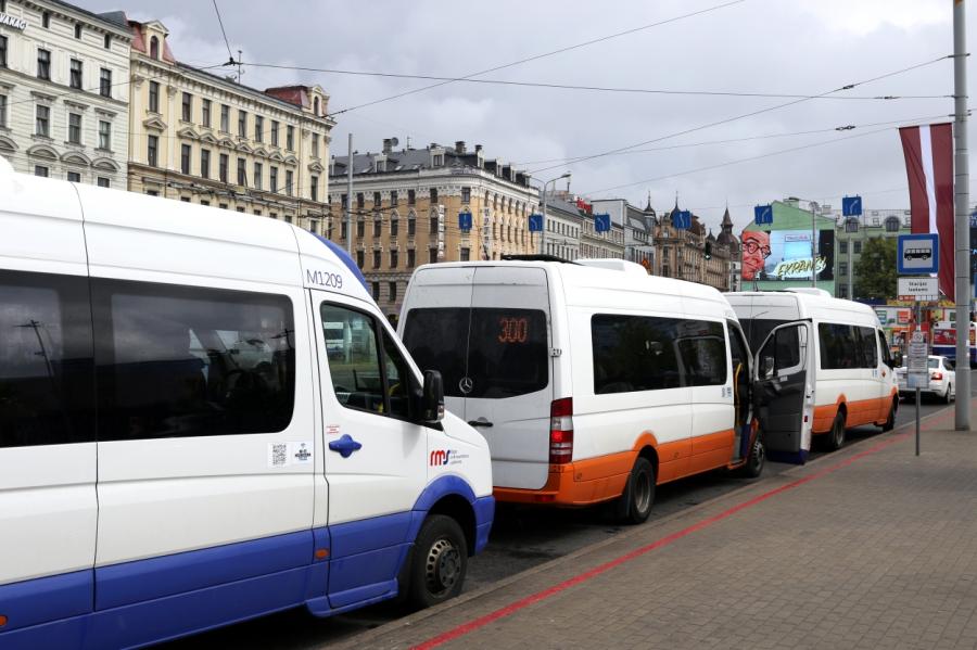 Rīgas mikroautobusu satiksmei ierosināta tiesiskās aizsardzības procesa lieta